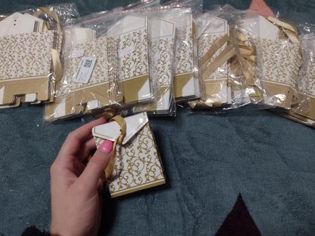 Zlato-biele malé svadobné krabičky,