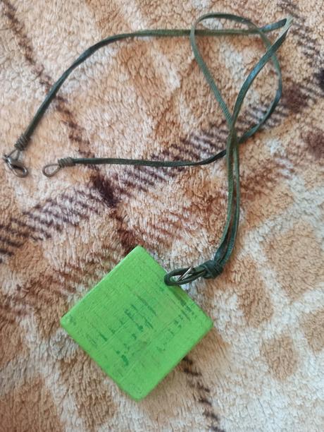 Náhrdelník, drevený, maľovaný, 