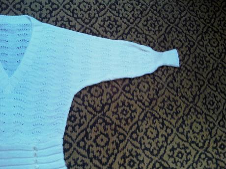 Ručne pletený biely pulover, s