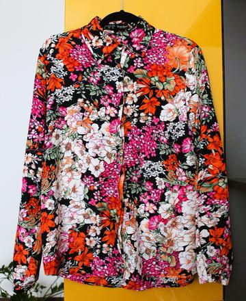 Kvetovaná košeľa, l