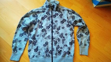 Sivá mikina s kvetinovým vzorom, 36