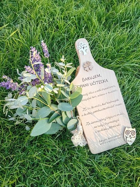 Vyznanie, báseň na doske, 