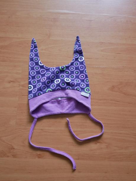 Čiapka so šnúrkami, 62