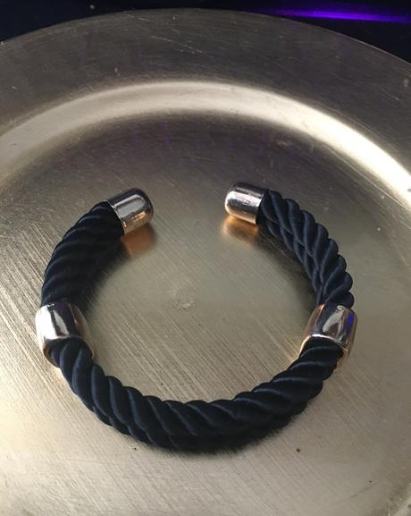 Čierno-zlatý náramok,