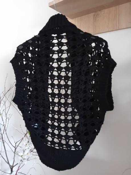 Čierna hačkovana vesta, s