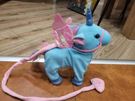 Spievajúci a chodiaci jednorožec unicorn,