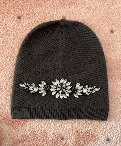 Čiapka s kamienkami, s