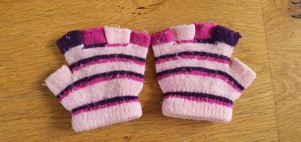 Rukavice bez prstov, 122