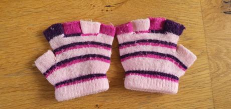 Rukavice bez prstov, 122