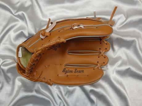 Kvalitná baseballová rukavica,