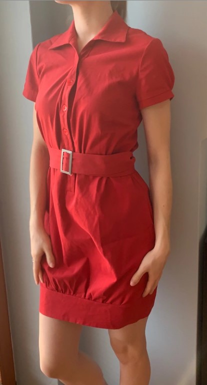 Červené šaty s opaskom, s