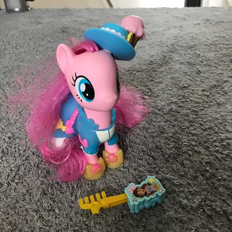 My little pony s oblecenim a klobukom, 