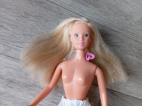 Bábika, dieťa a dva kone, 