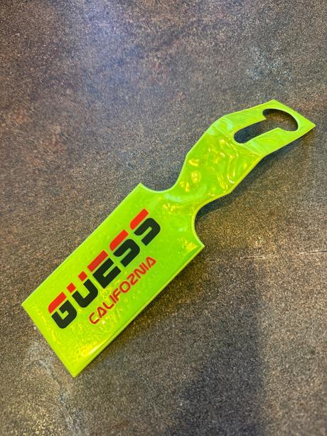 Guess reflexný prívesok, guess