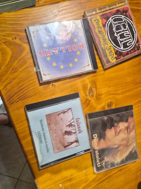 Staršie hudobne kazety, cd, 
