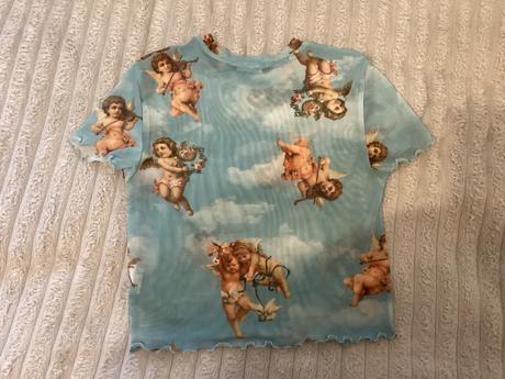 Krásne tenučké krátke  tričko s anjelmi, bershka,s