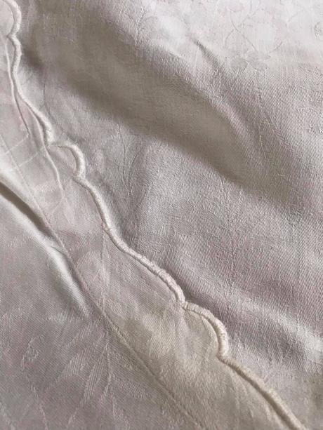 Stará damašková obliečka s otvorom v strede, 