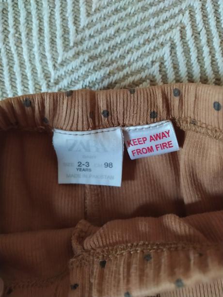 Vrubkovane legíny, zara,98