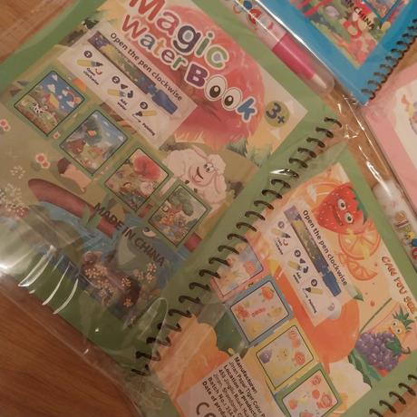 4 knizky malovanie vodou + fixky,