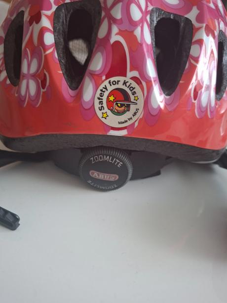 Dievcenska cyklisticka prilba, s