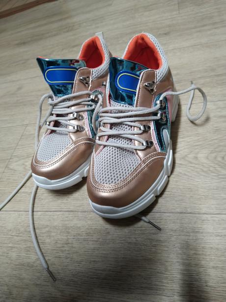 Raz obuté tenisky, 40