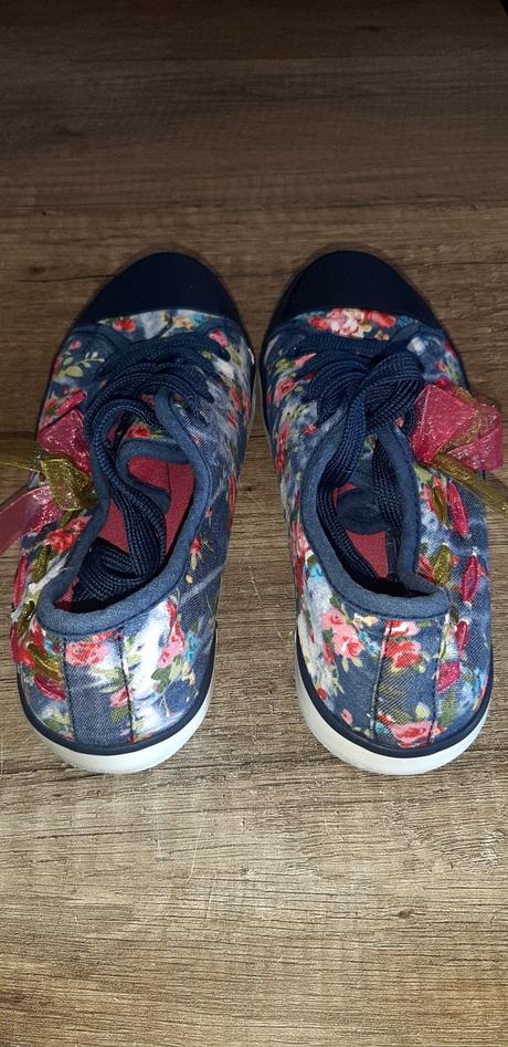 Platené tenisky, 33