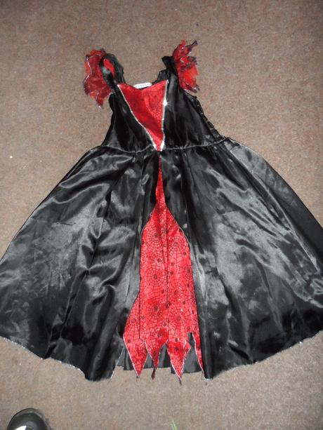 Čarodejnica červeno-čierna malá 3-5r., zn. george, 