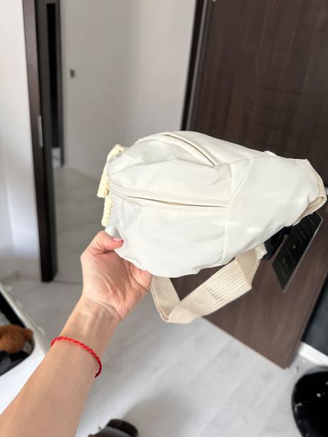 Ladvinka bielo kremova, 