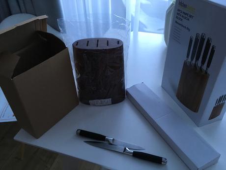 Stojan s piatimi nožmi ako nové, 