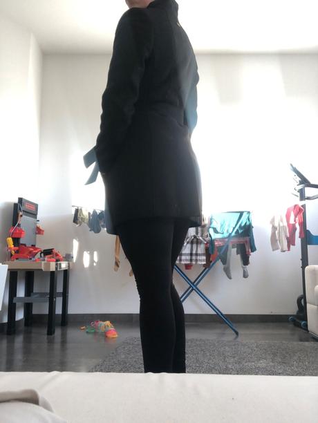Krásny čierny kabát so stojačikom, 38