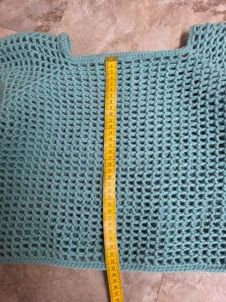 Háčkovaný crop top, 