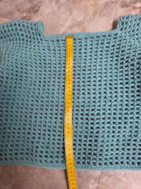 Háčkovaný crop top, 