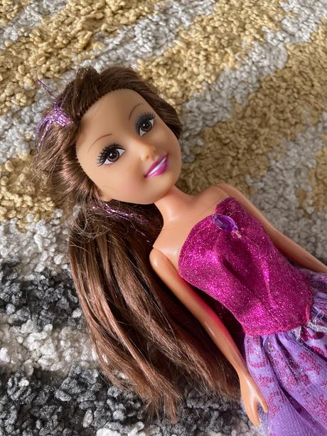 Bábika s fialovým pramienkom, 