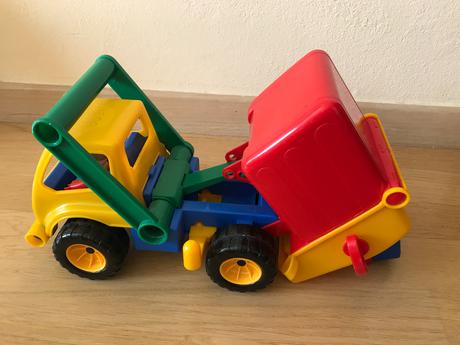 Smetiarske auto so šoférom, 