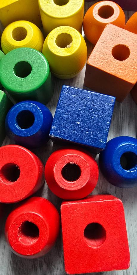 Navliekanie korálkov,