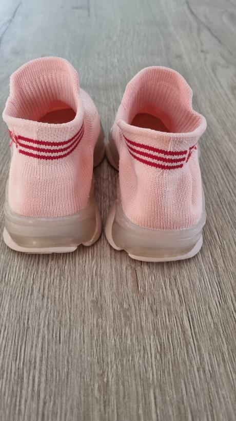 Svietiace tenisky, 27