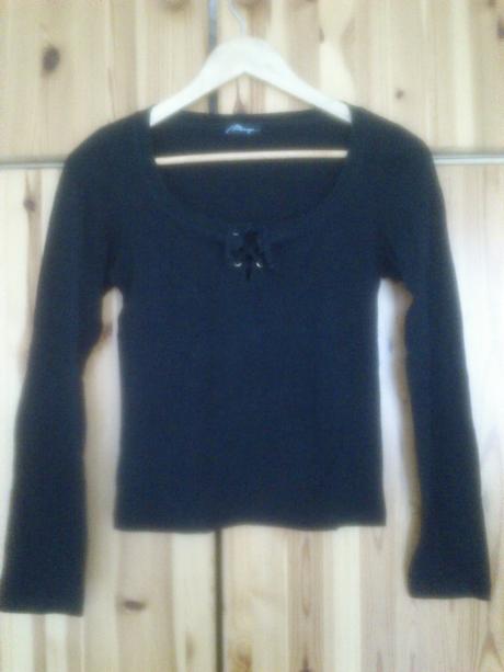 Cierne tricko so snurovackou, s