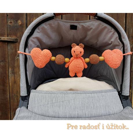 Ozdobné závesy do kočíka-hrkacie, 