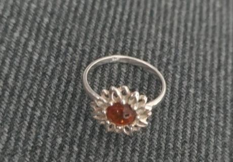 Strieborný jantárový prstienok v tvare slnečnice, 
