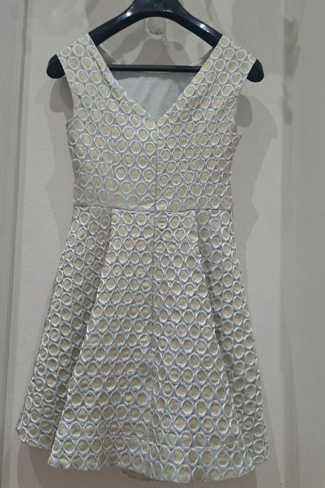 Brokátové šaty, 34