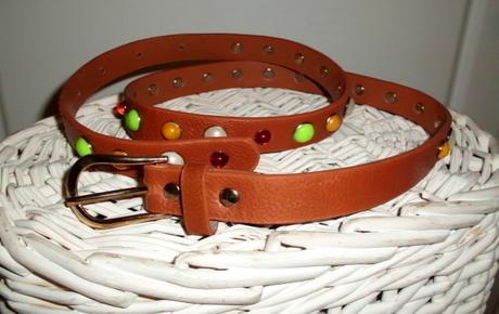 Štýlový opasok s farebnými kameňmi,