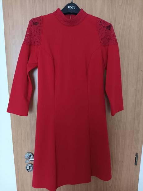 Pekné červené šaty s čipkou, m