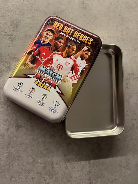 Plechovka match attax extra red hot heroes, 