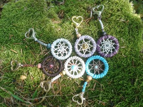 Prívesok mandala/lapač snov s minerálmi,