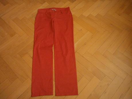 Nohavice jahodovej farby, 40