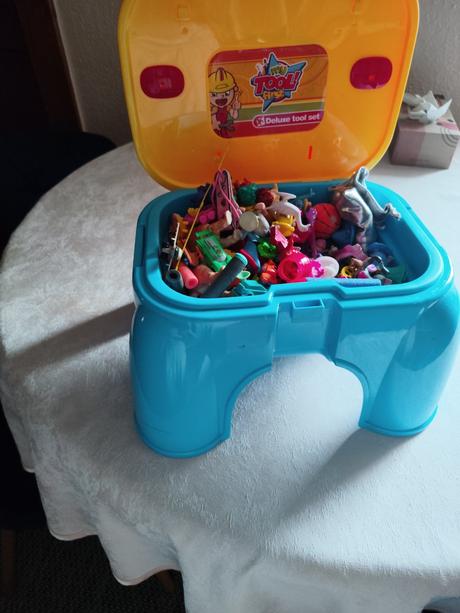 Krabica hračiek z kinder vajíčok, 