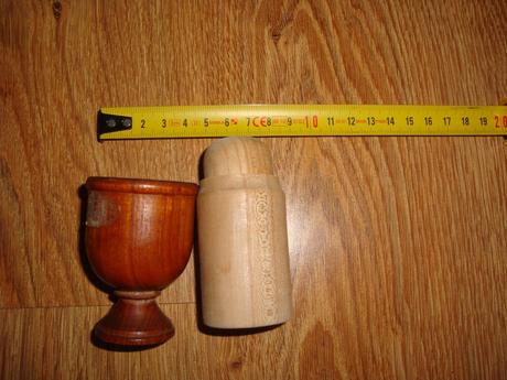 Drevená soľnička a stojan na vajíčka,