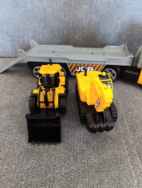 Jcb ťahač s pracovnými strojmi, 