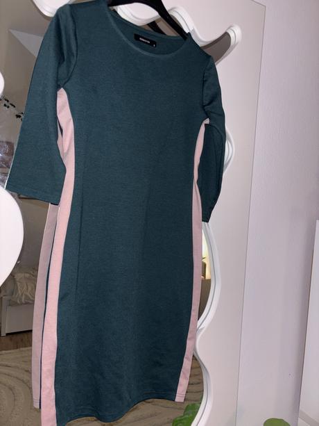 Smaragdové šaty s pruhom, reserved,s