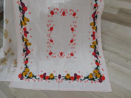 Veľkonočný obrus biely s kuriatkom červevý, 